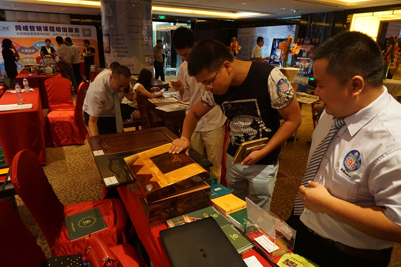 漆強化工為參展客戶講解產品